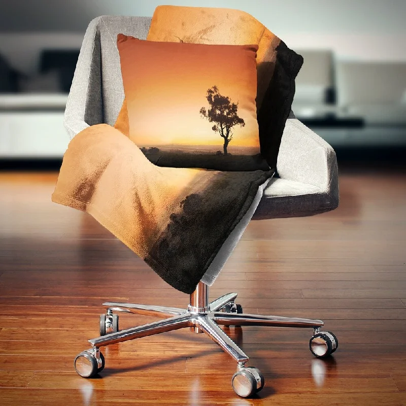 Bamboo fiber blankets with natural antibacterial propertiesDesignart 'Sunrise with Lonely Tree' Landscape Fleece Throw Blanket Bamboo fiber blankets with natural antibacterial propertiesDesignart 'Sunrise with Lonely Tree' Landscape Fleece Throw Blanket