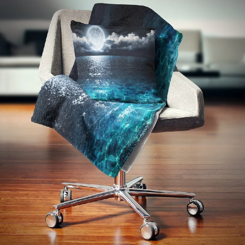 Alpaca wool blankets for a hypoallergenic and warm optionDesignart 'Romantic Full Moon Over Sea' Seascape Throw Blanket Alpaca wool blankets for a hypoallergenic and warm optionDesignart 'Romantic Full Moon Over Sea' Seascape Throw Blanket