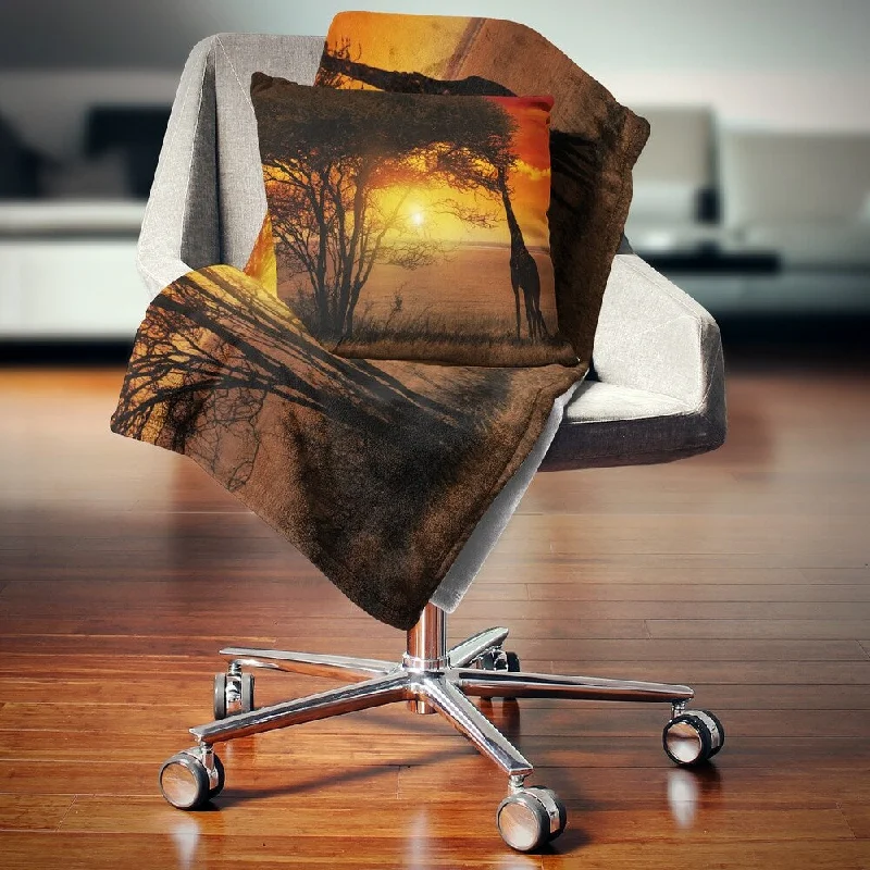Microfiber blankets that are durable and easy to care forDesignart 'Typical African Sunset with Giraffe' African Landscape Fleece Throw Blanket Microfiber blankets that are durable and easy to care forDesignart 'Typical African Sunset with Giraffe' African Landscape Fleece Throw Blanket