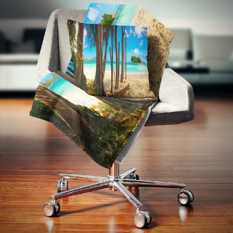 Linen blankets with a rustic and textured lookDesignart 'Praslin Island Tropical Beach Panorama' Modern Seascape Throw Blanket Linen blankets with a rustic and textured lookDesignart 'Praslin Island Tropical Beach Panorama' Modern Seascape Throw Blanket