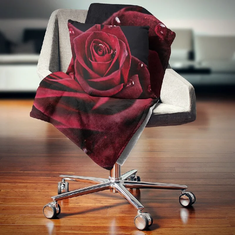 Linen blankets with a rustic and textured lookDesignart 'Red Rose with Raindrops on Black' Flowers Throw Blanketwork Linen blankets with a rustic and textured lookDesignart 'Red Rose with Raindrops on Black' Flowers Throw Blanketwork
