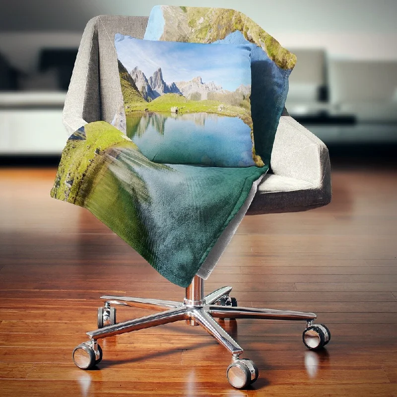 Silk blankets with a smooth and elegant touchDesignart 'Pyrenee in France Panorama' Landscape Fleece Throw Blanket Silk blankets with a smooth and elegant touchDesignart 'Pyrenee in France Panorama' Landscape Fleece Throw Blanket