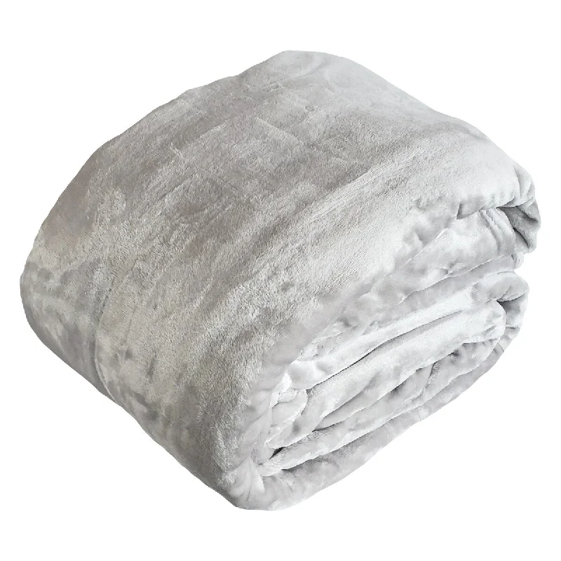 Recycled polyester blankets for an eco - conscious optionThe Huge Blanket Platinum Family-sized Cloud Throw Recycled polyester blankets for an eco - conscious optionThe Huge Blanket Platinum Family-sized Cloud Throw