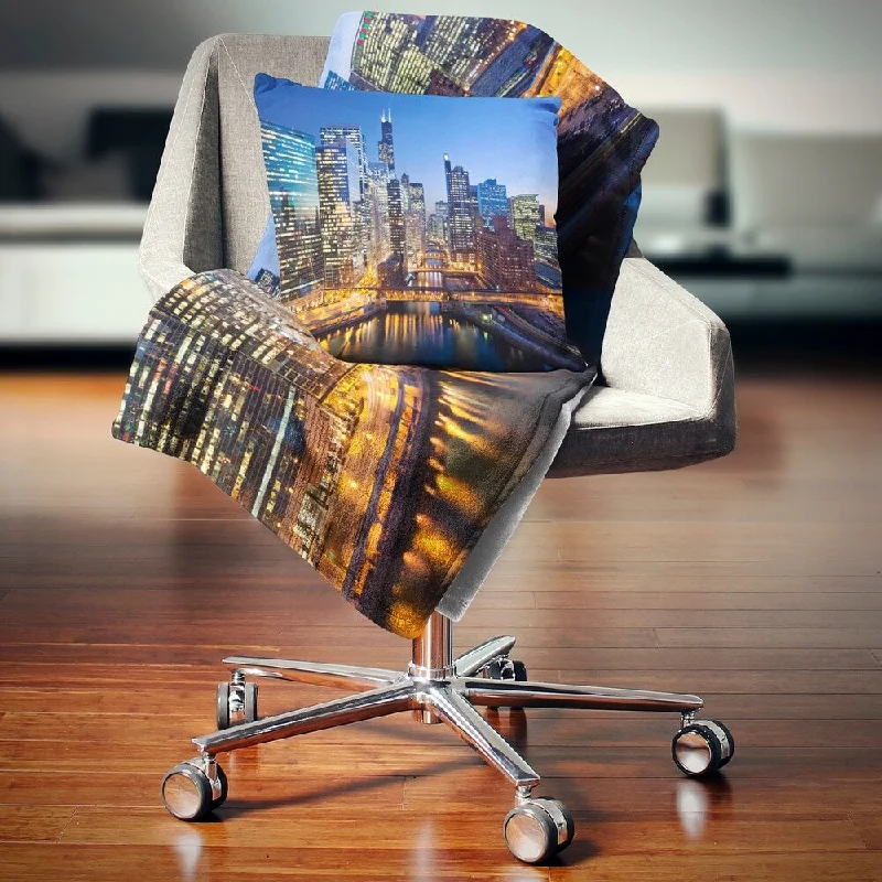 Chenille blankets with a thick and fuzzy textureDesignart 'Chicago River with Bridges at Sunset' Cityscape Throw Blanket Chenille blankets with a thick and fuzzy textureDesignart 'Chicago River with Bridges at Sunset' Cityscape Throw Blanket