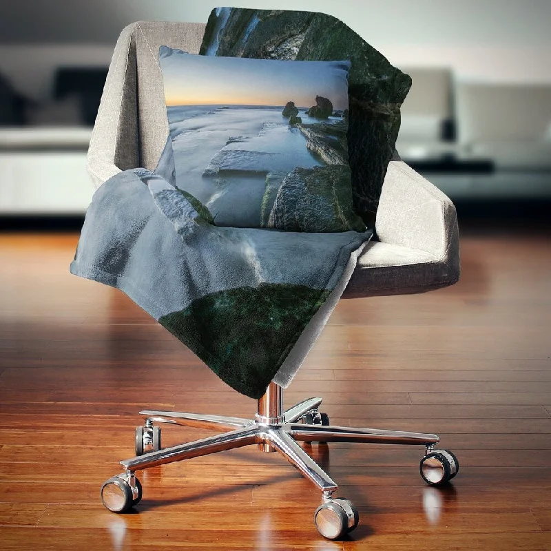 Wool blankets with natural warmth and insulationDesignart 'Sunrise at Sydney Seashore' Seascape Throw Blanket Wool blankets with natural warmth and insulationDesignart 'Sunrise at Sydney Seashore' Seascape Throw Blanket