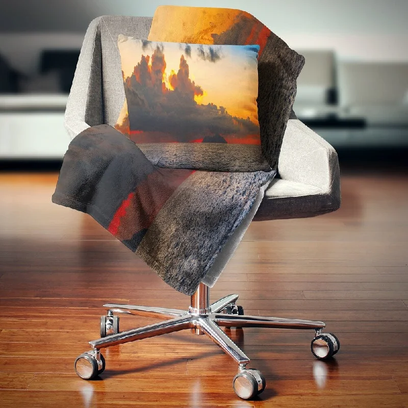Cashmere blankets for ultimate softness and luxuryDesignart 'Beautiful Sunset over the Clouds' Landscape Fleece Throw Blanket Cashmere blankets for ultimate softness and luxuryDesignart 'Beautiful Sunset over the Clouds' Landscape Fleece Throw Blanket