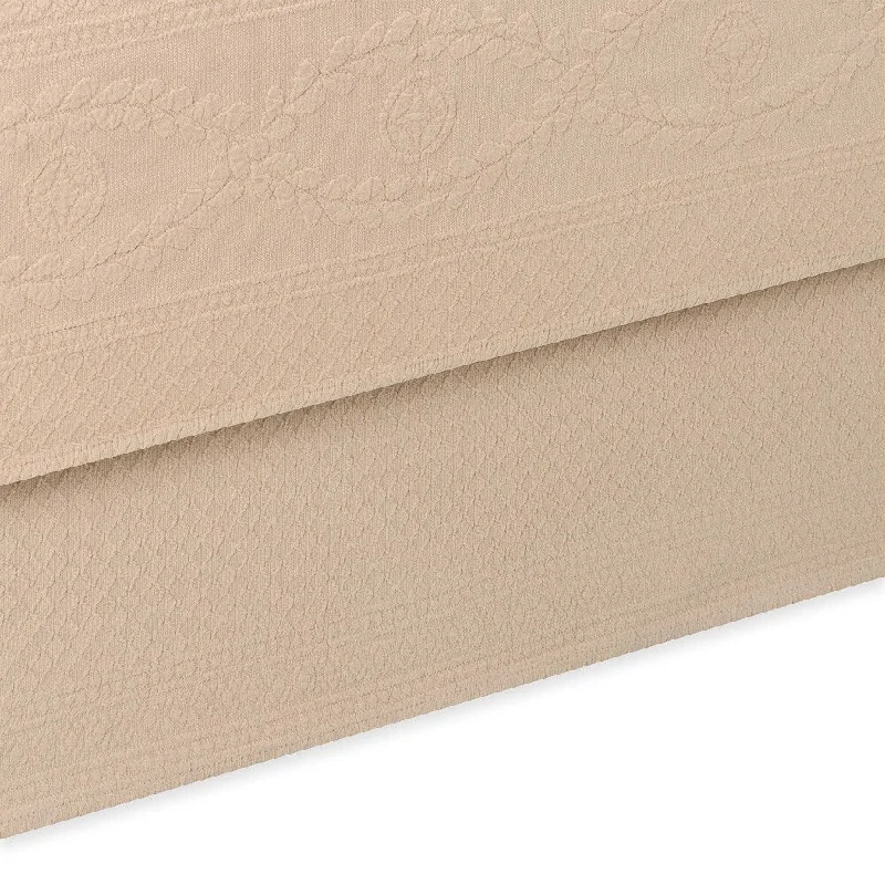 Bed skirts with a country - style patternWilliamsburg Abby Linen Full Bed Skirt