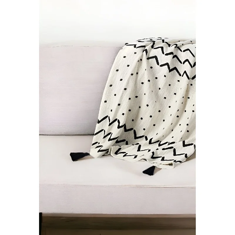 Silk blankets with a smooth and elegant touch50" X 60" Black and White Woven Cotton Chevron Throw Blanket with Tassels Silk blankets with a smooth and elegant touch50" X 60" Black and White Woven Cotton Chevron Throw Blanket with Tassels