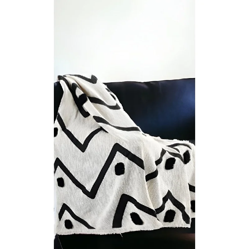 Linen blankets with a rustic and textured look50" X 60" Black and White Woven Cotton Chevron Throw Blanket with Tassels Linen blankets with a rustic and textured look50" X 60" Black and White Woven Cotton Chevron Throw Blanket with Tassels
