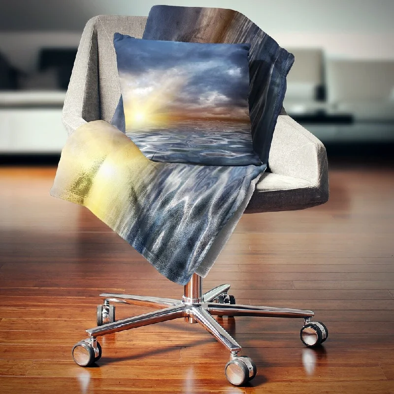 Silk blankets with a smooth and elegant touchDesignart 'Incredible View of Typical Sunrise' Seascape Throw Blanket