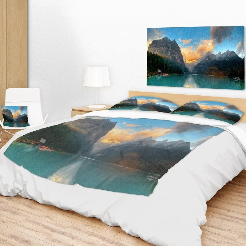 King - size blankets to cover large beds comfortablyDesignart 'Lake Louise Sunrise Banff Park' Modern Seascape Throw Blanket