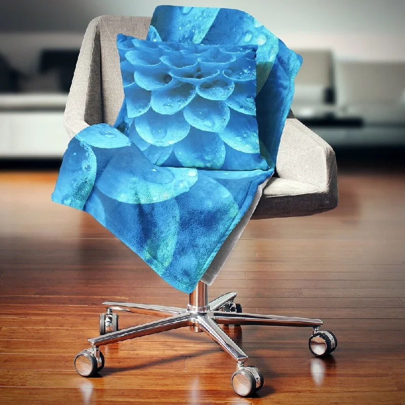 Fleece blankets for a cozy and plush textureDesignart 'Large Light Blue Flower and Petals' Floral Throw Blanket
