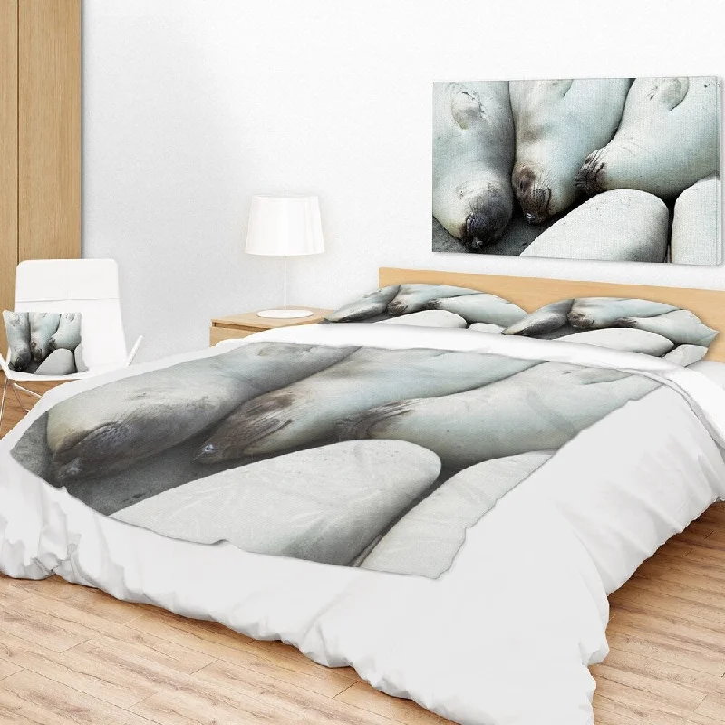 Mohair blankets with a unique sheen and softnessDesignart 'Sea Elephants Taking Nap' Abstract Throw Blanket
