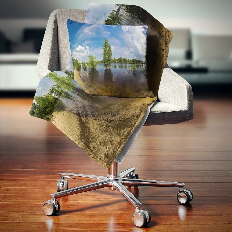 Cashmere blankets for ultimate softness and luxuryDesignart 'Small Flood Panorama' Landscape Fleece Throw Blanket