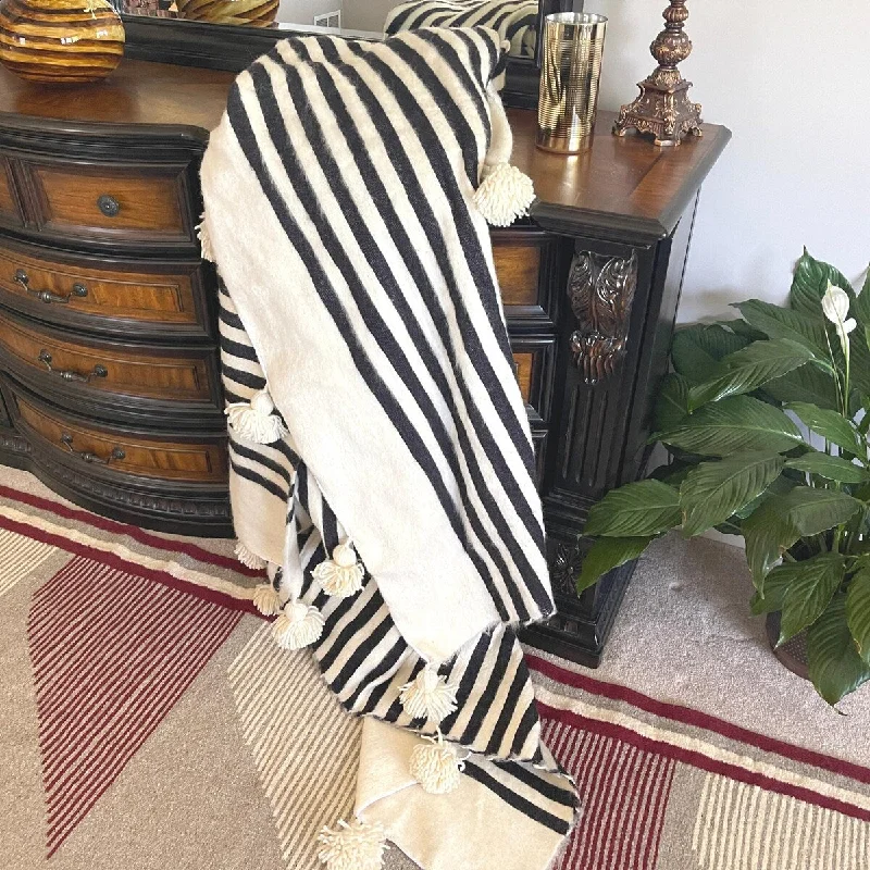 Chenille blankets with a thick and fuzzy textureHand-woven Wool Pom Pom Blanket Off-White With Stripes Chenille blankets with a thick and fuzzy textureHand-woven Wool Pom Pom Blanket Off-White With Stripes