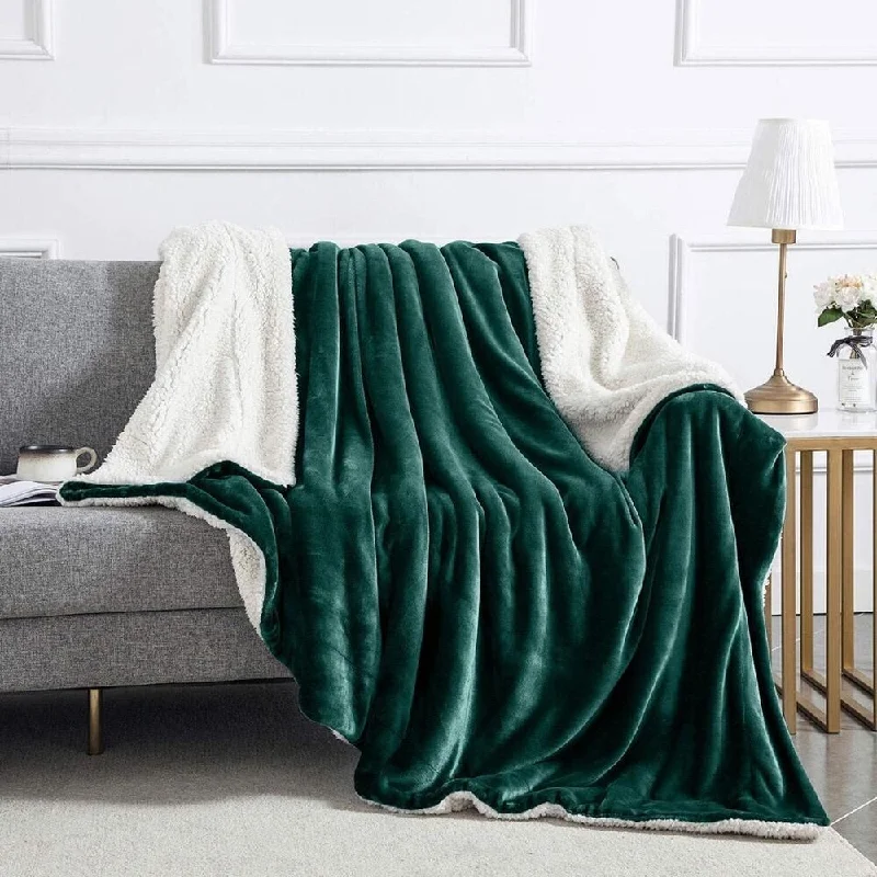 Fleece blankets for a cozy and plush texture400 Gsm Twins Sherpa Fleece Blanket Reversible Emerald