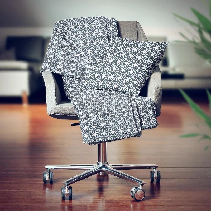 Silk blankets with a smooth and elegant touchDesignart' Abstract Flower Design IV' Modern Throw Blanket - 71x59