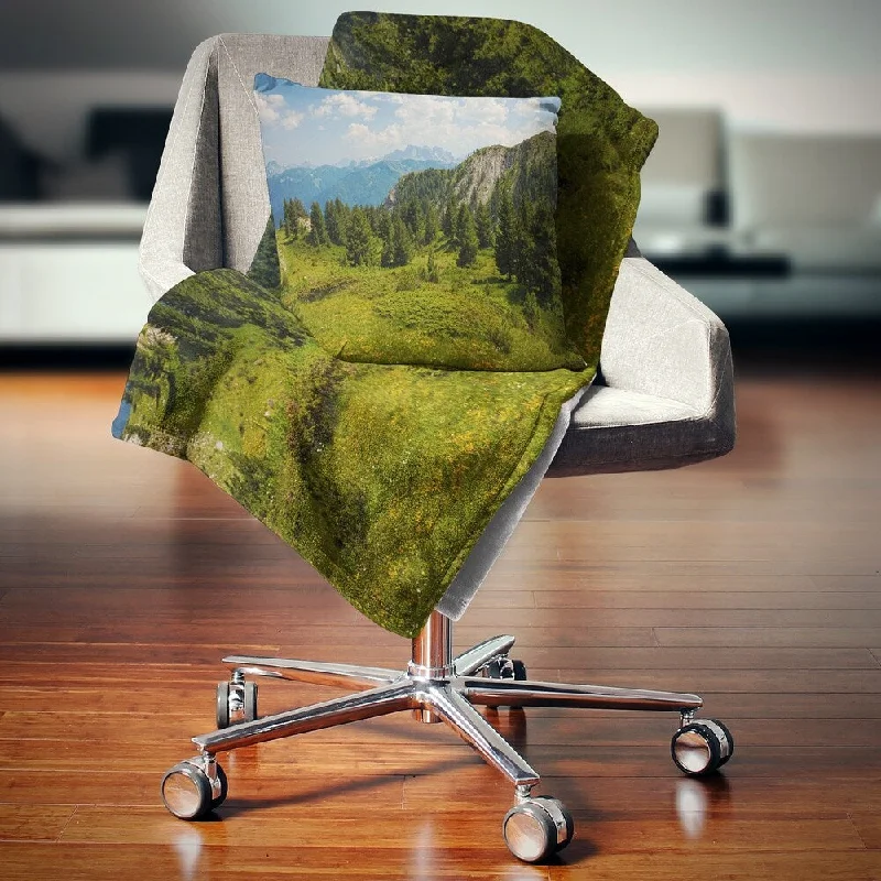 Silk blankets with a smooth and elegant touchDesignart 'Amazing Visitor Mountains' Landscape Photo Throw Blanket Silk blankets with a smooth and elegant touchDesignart 'Amazing Visitor Mountains' Landscape Photo Throw Blanket