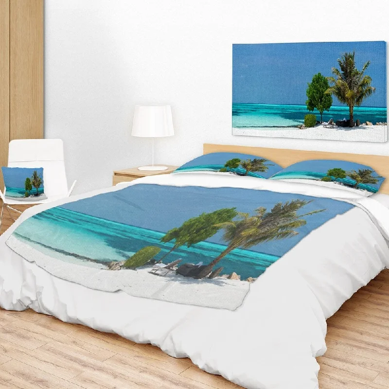 Acrylic blankets for a soft and affordable alternativeDesignart 'Beach with White Sand and Turquoise Water' Modern Seascape Throw Blanket Acrylic blankets for a soft and affordable alternativeDesignart 'Beach with White Sand and Turquoise Water' Modern Seascape Throw Blanket