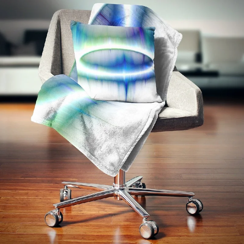 Linen blankets with a rustic and textured lookDesignart 'Beautiful Blue Northern Lights' Abstract Throw Blanket