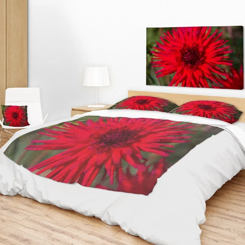 Silk blankets with a smooth and elegant touchDesignart 'Beautiful Dahlia Flower on Green' Flowers Throw Blanketwork Silk blankets with a smooth and elegant touchDesignart 'Beautiful Dahlia Flower on Green' Flowers Throw Blanketwork