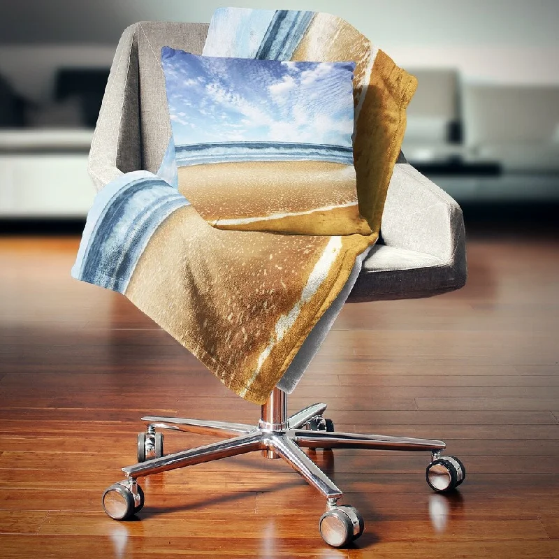 Acrylic blankets for a soft and affordable alternativeDesignart 'Beautiful Sea under Bright Sky' Seashore Throw Blanket