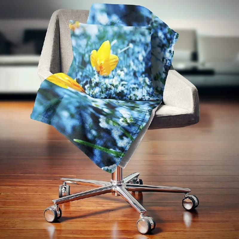 King - size blankets to cover large beds comfortablyDesignart 'Beautiful Yellow Flower on Blue' Floral Throw Blanket King - size blankets to cover large beds comfortablyDesignart 'Beautiful Yellow Flower on Blue' Floral Throw Blanket