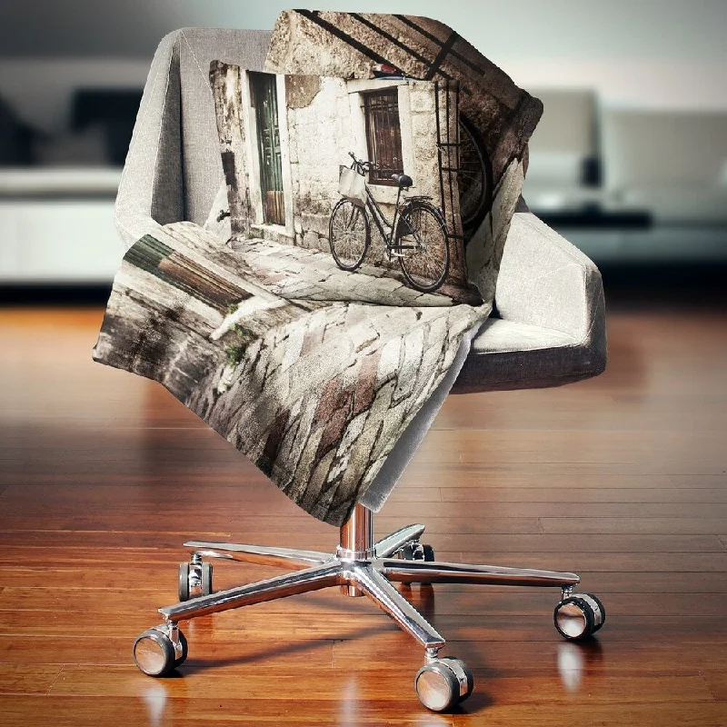 Mohair blankets with a unique sheen and softnessDesignart 'Bicycle with Shopping Bag' Landscape Photo Throw Blanket Mohair blankets with a unique sheen and softnessDesignart 'Bicycle with Shopping Bag' Landscape Photo Throw Blanket