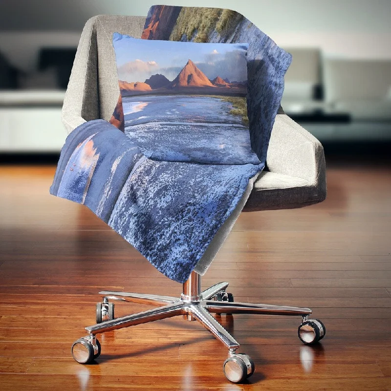 Fleece blankets for a cozy and plush textureDesignart 'Colorado Lagoon and Volcano Pabellon' Landscape Fleece Throw Blanket Fleece blankets for a cozy and plush textureDesignart 'Colorado Lagoon and Volcano Pabellon' Landscape Fleece Throw Blanket