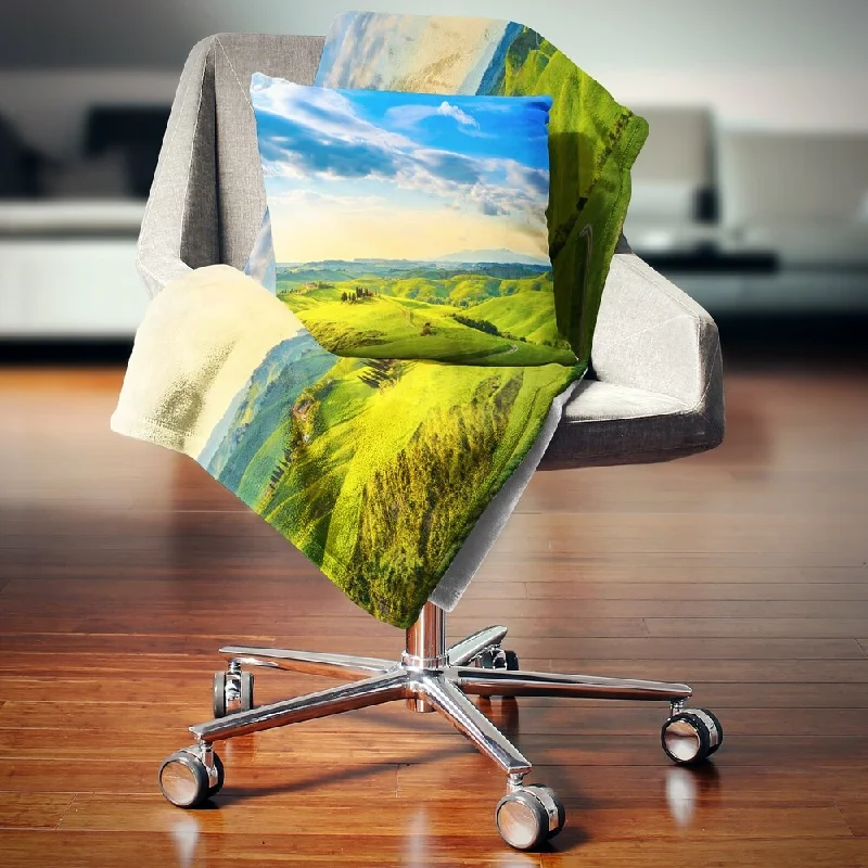 Fleece blankets for a cozy and plush textureDesignart 'Colorful Tuscany Countryside Farm' Landscape Fleece Throw Blanket Fleece blankets for a cozy and plush textureDesignart 'Colorful Tuscany Countryside Farm' Landscape Fleece Throw Blanket