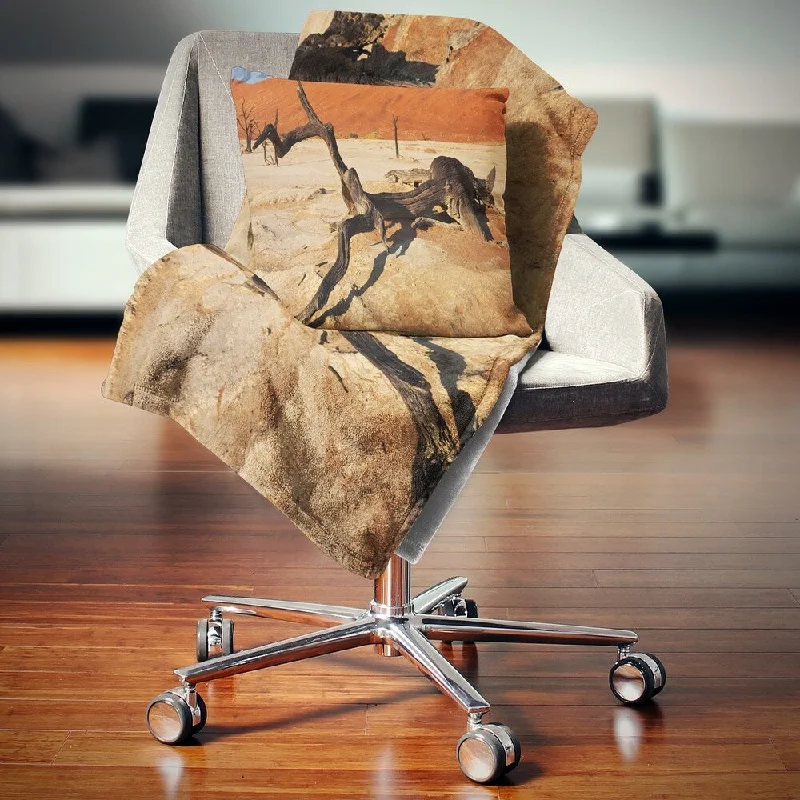 Alpaca wool blankets for a hypoallergenic and warm optionDesignart 'Decayed Tree in Dead Valley' African Landscape Fleece Throw Blanket Alpaca wool blankets for a hypoallergenic and warm optionDesignart 'Decayed Tree in Dead Valley' African Landscape Fleece Throw Blanket