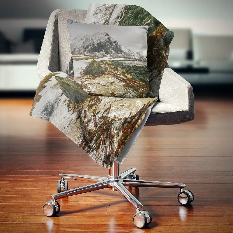 Cashmere blankets for ultimate softness and luxuryDesignart 'Eggum Lofoten Islands Norway' Landscape Fleece Throw Blanket Cashmere blankets for ultimate softness and luxuryDesignart 'Eggum Lofoten Islands Norway' Landscape Fleece Throw Blanket