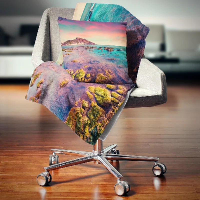 Linen blankets with a rustic and textured lookDesignart 'Giallonardo Beach Colorful Sunset' Seashore Photo Throw Blanket