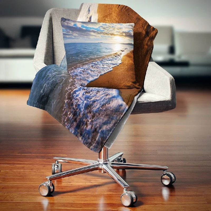 Wool blankets with natural warmth and insulationDesignart 'Heavy Clouds Over Morning Beach' Seashore Throw Blanket Wool blankets with natural warmth and insulationDesignart 'Heavy Clouds Over Morning Beach' Seashore Throw Blanket
