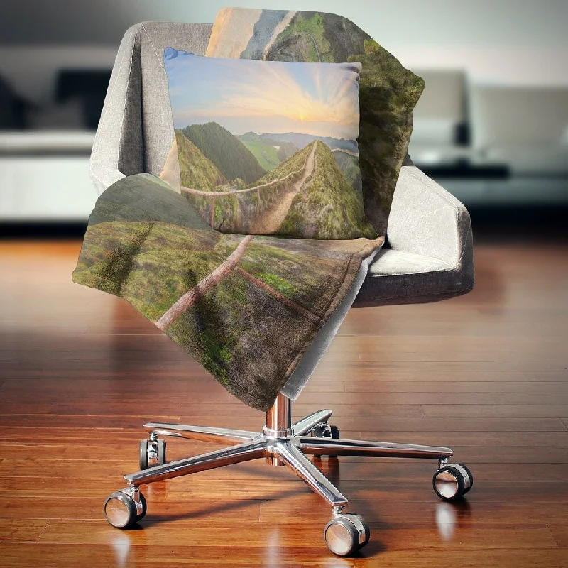Chenille blankets with a thick and fuzzy textureDesignart 'Hiking Trail and Beautiful Lakes' Contemporary Landscape Fleece Throw Blanket Chenille blankets with a thick and fuzzy textureDesignart 'Hiking Trail and Beautiful Lakes' Contemporary Landscape Fleece Throw Blanket