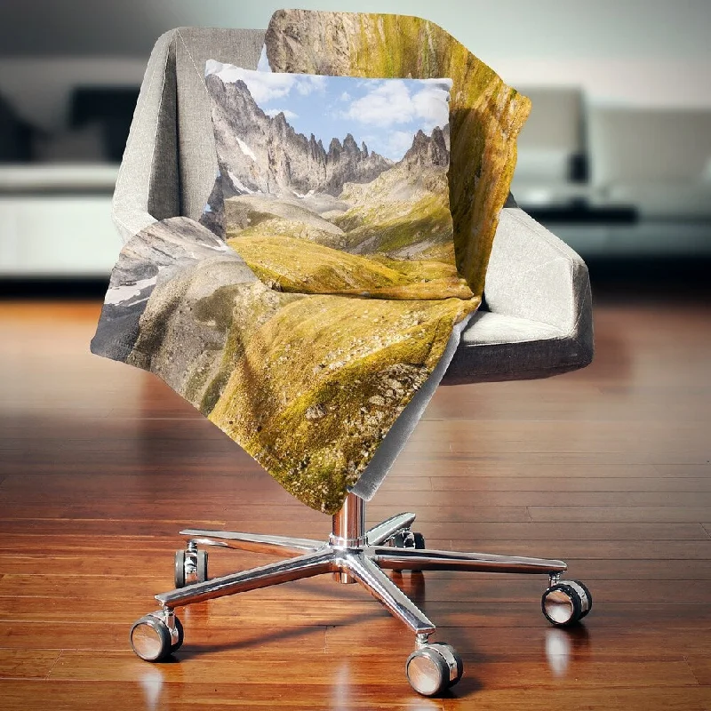 Rayon from bamboo blankets for a silky and breathable feelDesignart 'Hills and Valleys in Golden Morning' Landscape Photography Throw Blanket Rayon from bamboo blankets for a silky and breathable feelDesignart 'Hills and Valleys in Golden Morning' Landscape Photography Throw Blanket