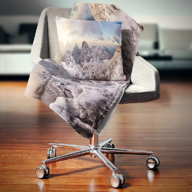 Synthetic fiber blend blankets for a budget - friendly choiceDesignart 'Huangshan Hill Snow in Winter' Landscape Wall Throw Blanket Synthetic fiber blend blankets for a budget - friendly choiceDesignart 'Huangshan Hill Snow in Winter' Landscape Wall Throw Blanket