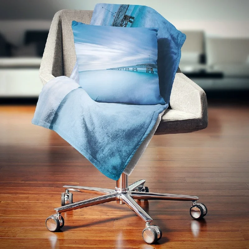 Queen - size blankets for standard - sized bedsDesignart 'Industrial Pier in the Sea' Seascape Throw Blanket Queen - size blankets for standard - sized bedsDesignart 'Industrial Pier in the Sea' Seascape Throw Blanket