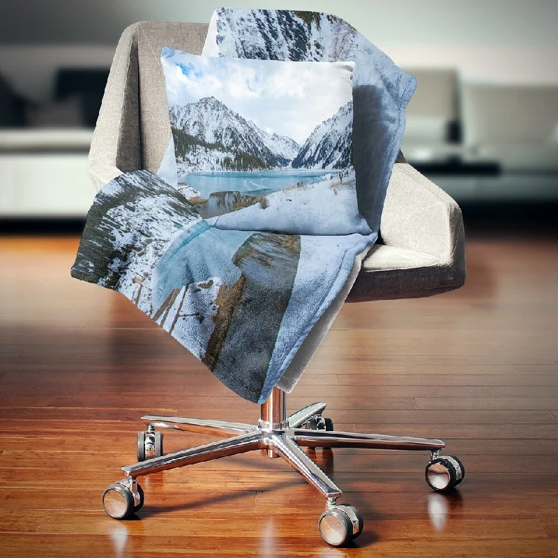Chenille blankets with a thick and fuzzy textureDesignart 'Lake Between Foggy Mountains' Landscape Photography Throw Blanket Chenille blankets with a thick and fuzzy textureDesignart 'Lake Between Foggy Mountains' Landscape Photography Throw Blanket