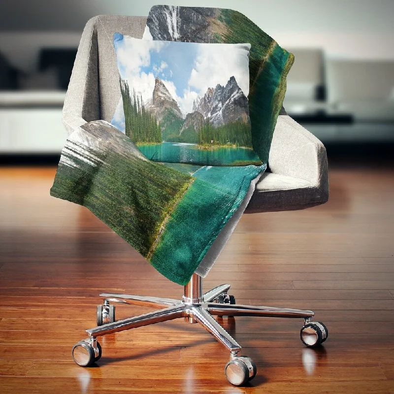 Wool blankets with natural warmth and insulationDesignart 'Lake O hara in Yoho National Park' Modern Seascape Throw Blanket