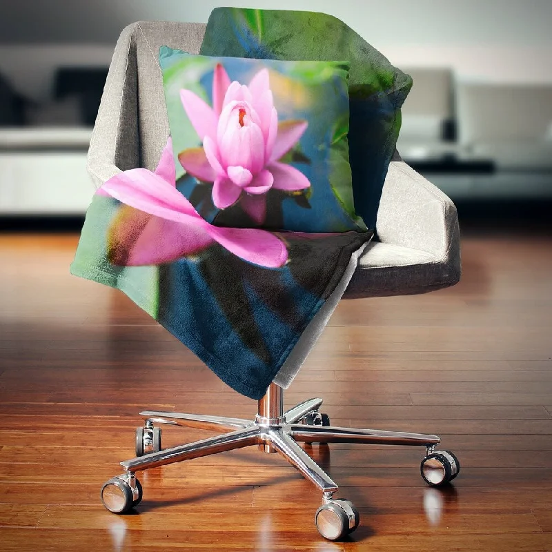 Wool blankets with natural warmth and insulationDesignart 'Large Lotus Flower in the Pond' Floral Throw Blanket Wool blankets with natural warmth and insulationDesignart 'Large Lotus Flower in the Pond' Floral Throw Blanket