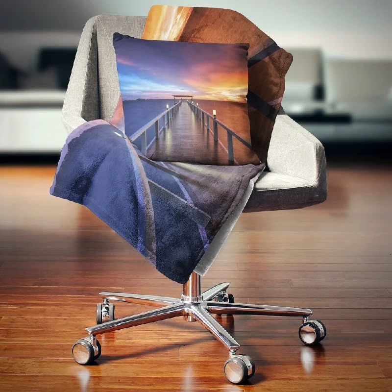 Linen blankets with a rustic and textured lookDesignart 'Picturesque Seashore with Long Pier' Pier Seascape Throw Blanket Linen blankets with a rustic and textured lookDesignart 'Picturesque Seashore with Long Pier' Pier Seascape Throw Blanket