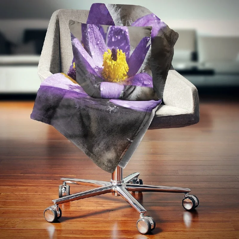 Silk blankets with a smooth and elegant touchDesignart 'Purple Flower with Yellow Stigma' Floral Throw Blanket