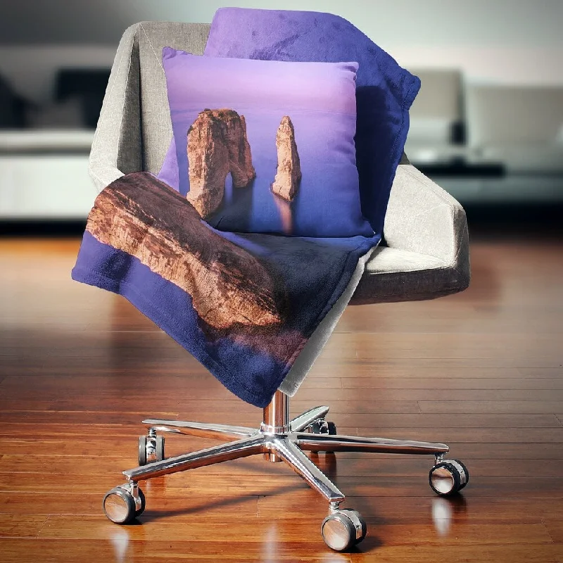 Linen blankets with a rustic and textured lookDesignart 'Rawsha Rock on Sunset' Seascape Throw Blanket Linen blankets with a rustic and textured lookDesignart 'Rawsha Rock on Sunset' Seascape Throw Blanket