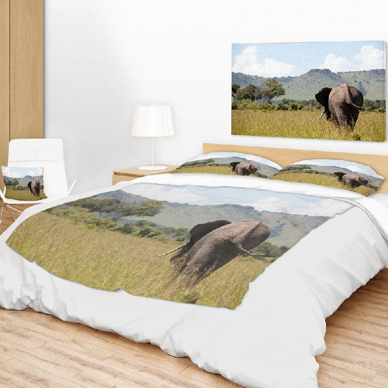 Microfiber blankets that are durable and easy to care forDesignart 'Retreating Elephant in Savannah' African Throw Blanket Microfiber blankets that are durable and easy to care forDesignart 'Retreating Elephant in Savannah' African Throw Blanket