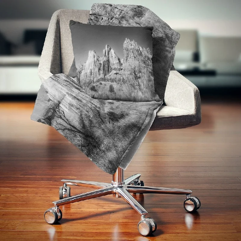 Fleece blankets for a cozy and plush textureDesignart 'Rising Red Rocks Black and White' Landscape Fleece Throw Blanket Fleece blankets for a cozy and plush textureDesignart 'Rising Red Rocks Black and White' Landscape Fleece Throw Blanket