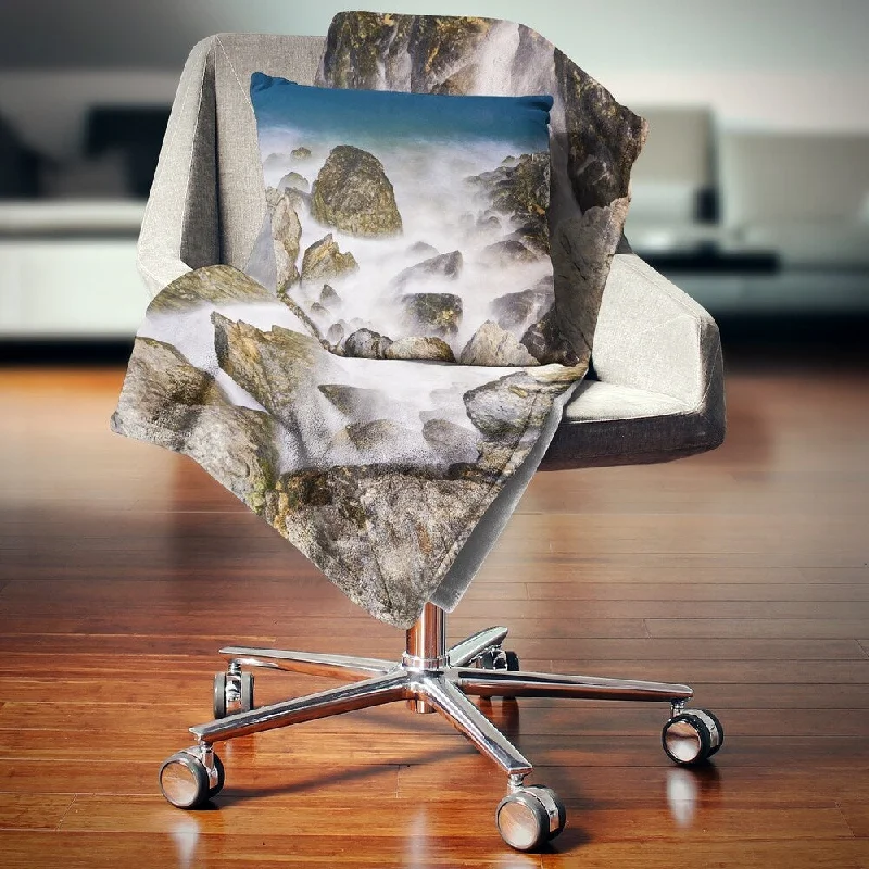 Cashmere blankets for ultimate softness and luxuryDesignart 'Rocky Waves at Haeundae Coast Busan' Seashore Throw Blanket Cashmere blankets for ultimate softness and luxuryDesignart 'Rocky Waves at Haeundae Coast Busan' Seashore Throw Blanket