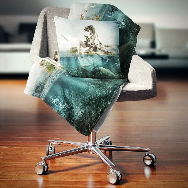Queen - size blankets for standard - sized bedsDesignart 'Sexy Woman Seating on Shell' Modern Portrait Throw Blanket Queen - size blankets for standard - sized bedsDesignart 'Sexy Woman Seating on Shell' Modern Portrait Throw Blanket