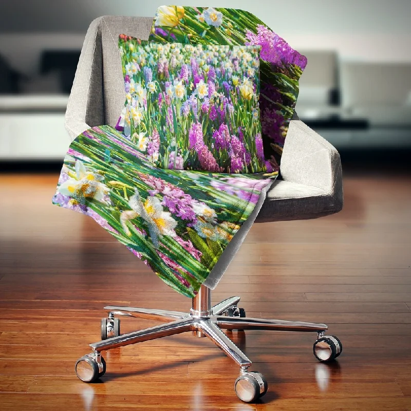 Linen blankets with a rustic and textured lookDesignart 'Spring Flowers in Keukenhof Park' Floral Throw Blanket