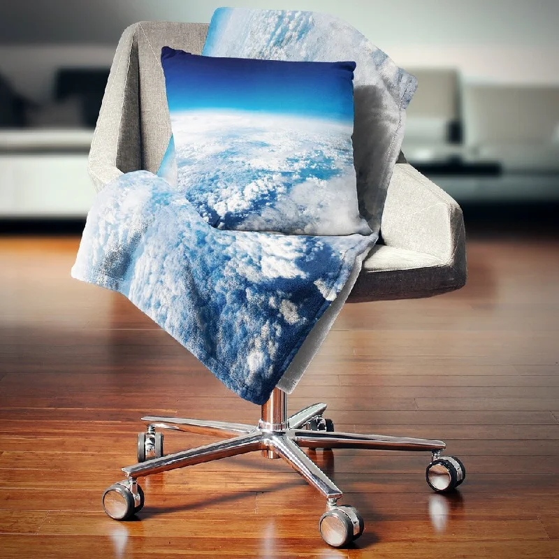 Acrylic blankets for a soft and affordable alternativeDesignart 'Stunning View from Airplane' Landscape Fleece Throw Blanket